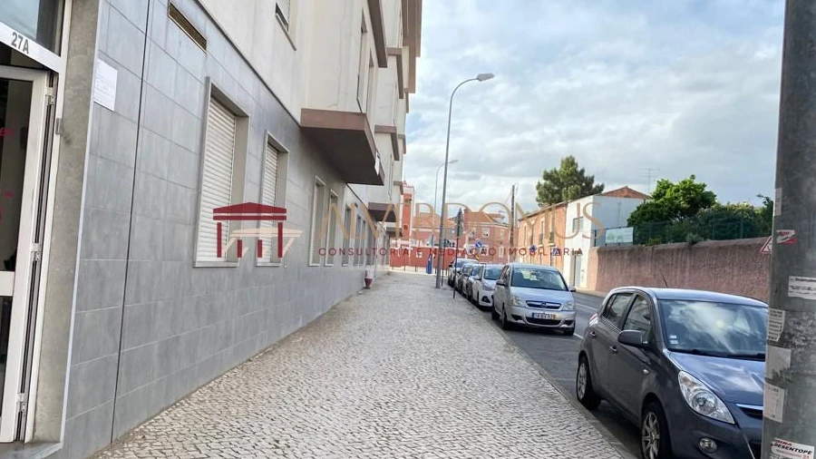 Loja para Arrendamento em Santa Clara