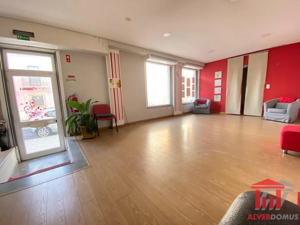 Loja para Arrendamento em Santa Clara Foto 1