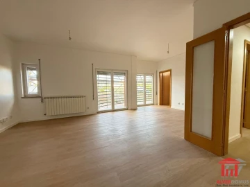 Apartamento T3 para Venda em São Domingos de Benfica