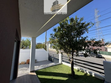 Moradia T4 para Venda em Corroios