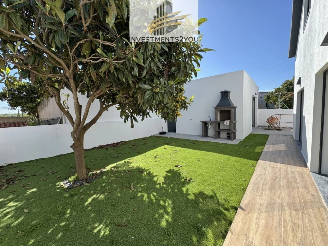 Moradia T4 para Venda em Corroios Foto 27