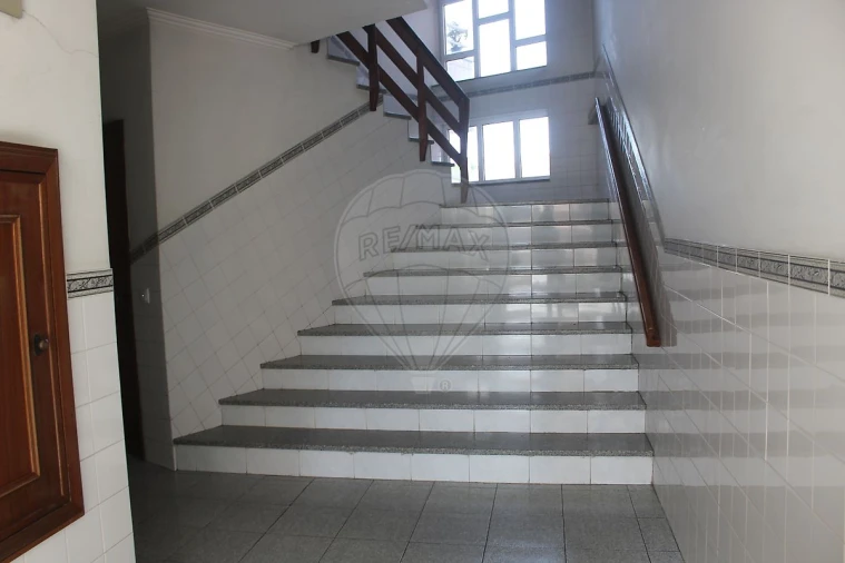 Apartamento T3 para Venda em Arrifana Foto 2