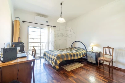 Moradia T5 para Venda em Ramada e Caneças