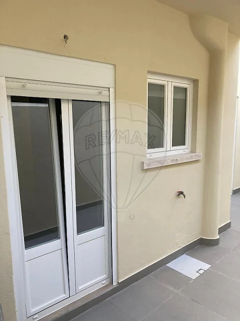 Apartamento T2 para Arrendamento em Nossa Senhora do Pópulo, Coto e São Gregório