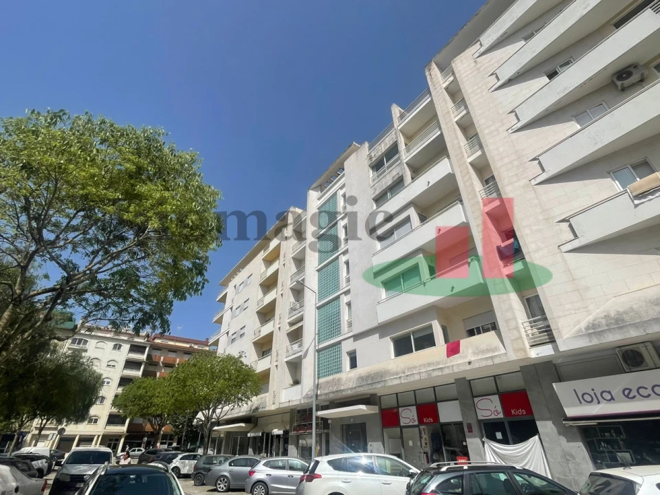 Garagem para Venda em Rio Maior Foto 1