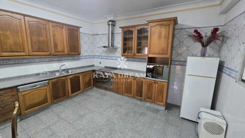 Prédio para Venda em Camarate, Unhos e Apelação