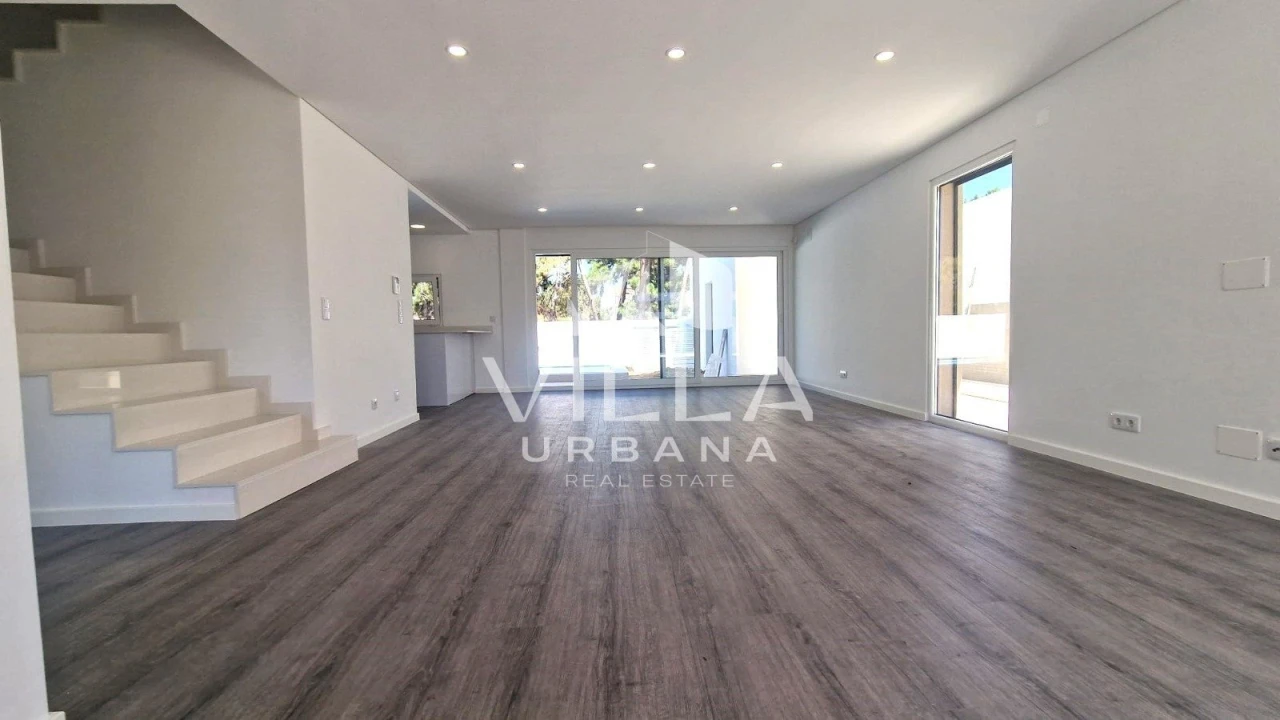 Moradia T4 para Venda em Fernao Ferro Foto 1