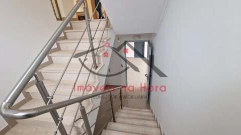 Moradia T5 para Venda em Laranjeiro e Feijó