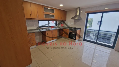 Moradia T5 para Venda em Laranjeiro e Feijó