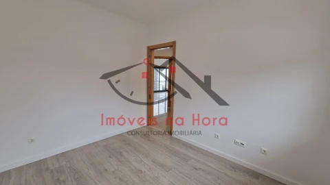 Moradia T5 para Venda em Laranjeiro e Feijó