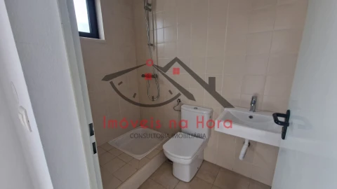 Moradia T5 para Venda em Laranjeiro e Feijó