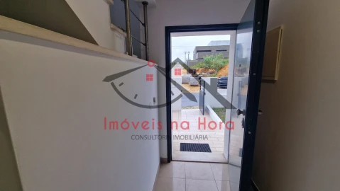 Moradia T5 para Venda em Laranjeiro e Feijó