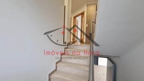 Moradia T5 para Venda em Laranjeiro e Feijó