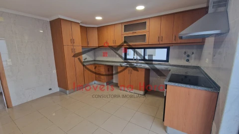 Moradia T5 para Venda em Laranjeiro e Feijó