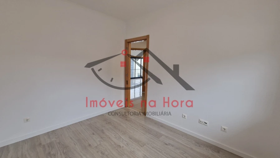 Moradia T5 para Venda em Laranjeiro e Feijó Foto 11