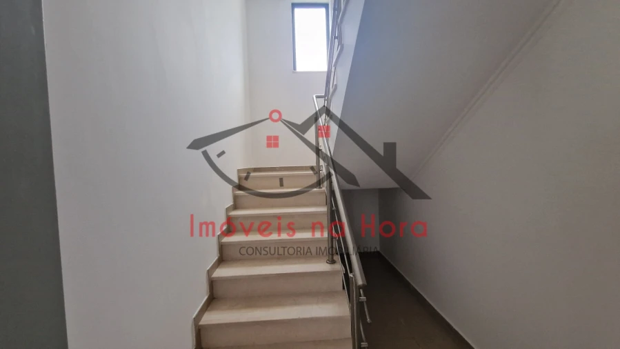 Moradia T5 para Venda em Laranjeiro e Feijó Foto 2