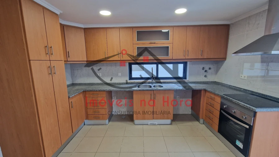 Moradia T5 para Venda em Laranjeiro e Feijó Foto 17