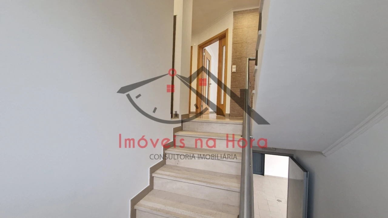 Moradia T5 para Venda em Laranjeiro e Feijó Foto 4