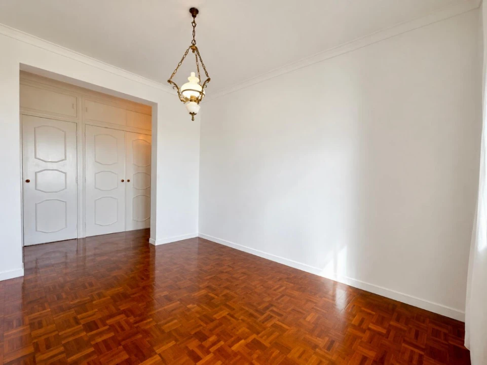 Apartamento T5 para Venda em Santo Antonio dos Olivais Foto 8