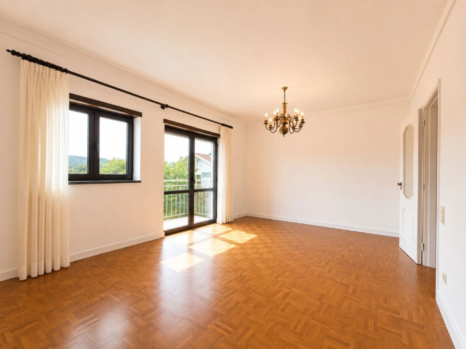 Apartamento T5 para Venda em Santo Antonio dos Olivais Foto 1