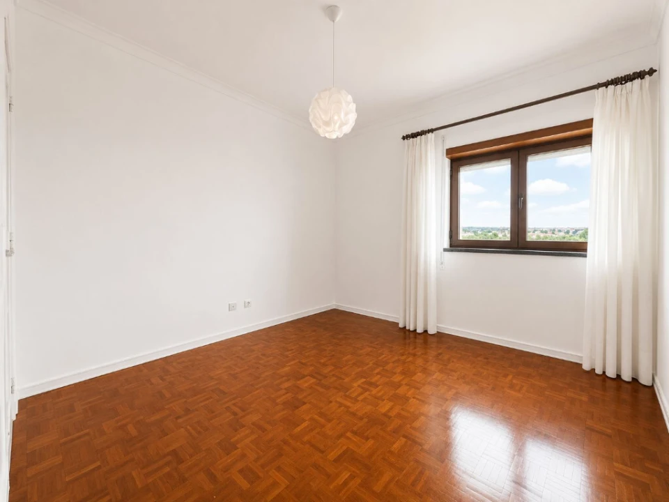 Apartamento T5 para Venda em Santo Antonio dos Olivais Foto 12