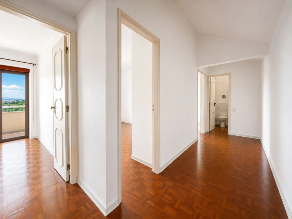 Apartamento T5 para Venda em Santo Antonio dos Olivais Foto 17