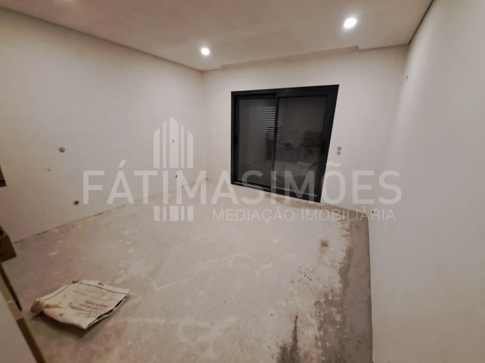 Moradia T4 para Venda em Riba de Ancora Foto 11