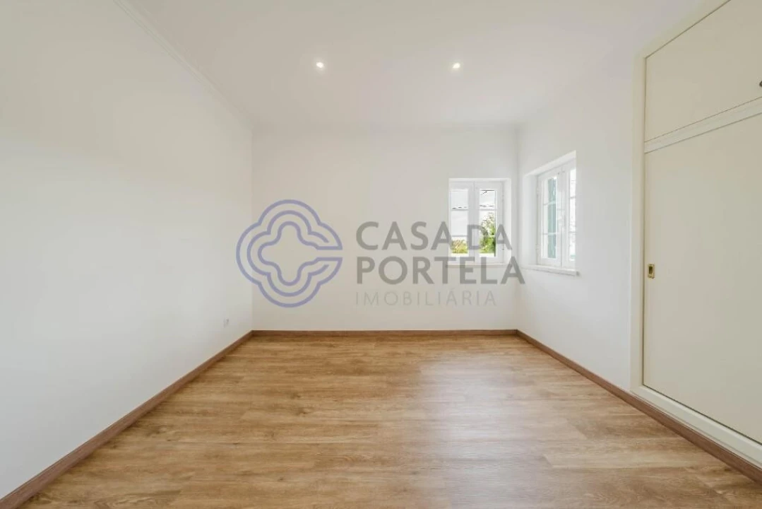 Moradia T4 para Venda em Usseira Foto 44