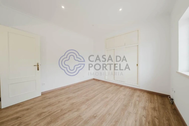 Moradia T4 para Venda em Usseira Foto 36