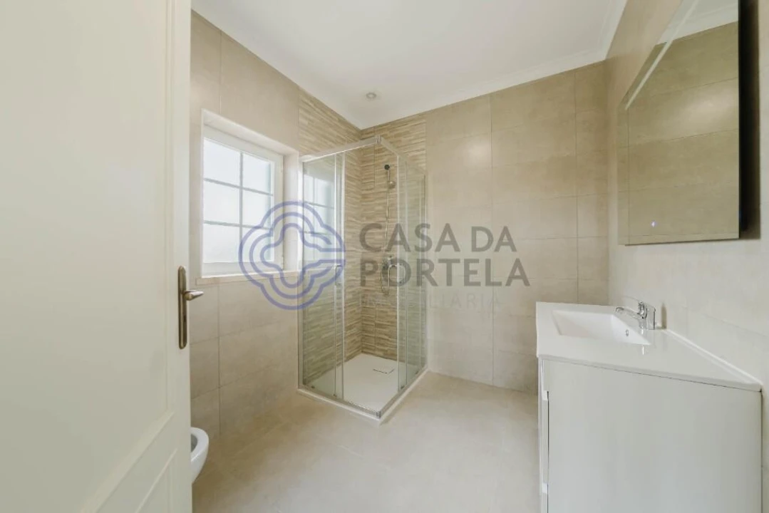 Moradia T4 para Venda em Usseira Foto 42