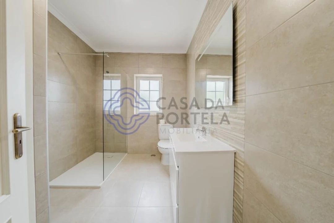 Moradia T4 para Venda em Usseira Foto 32