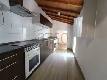 Moradia T1 para Arrendamento em Carcavelos e Parede