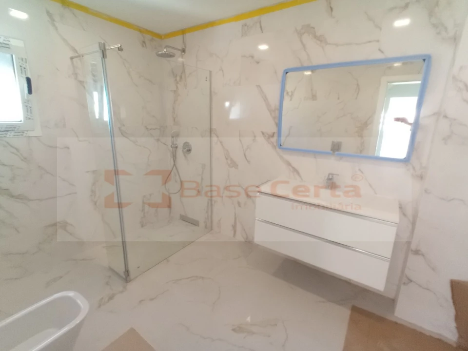 Moradia T4 para Venda em Corroios Foto 7