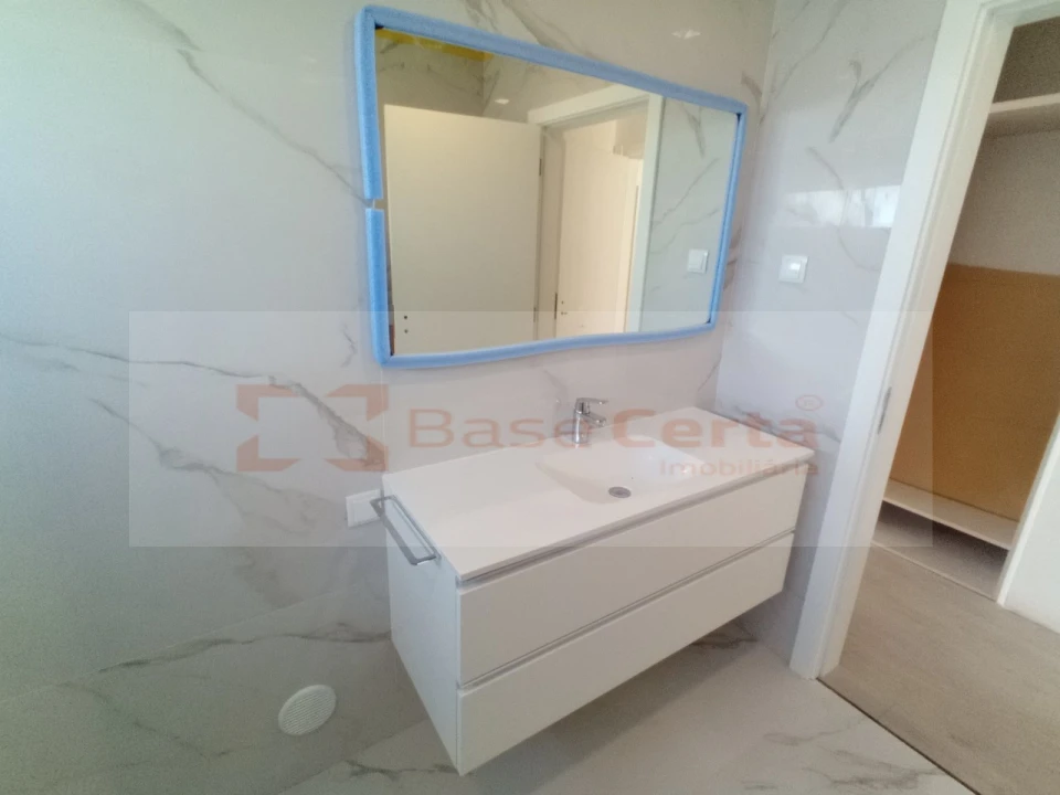 Moradia T4 para Venda em Corroios Foto 8