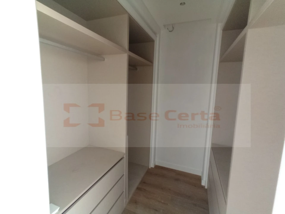 Moradia T4 para Venda em Corroios Foto 13