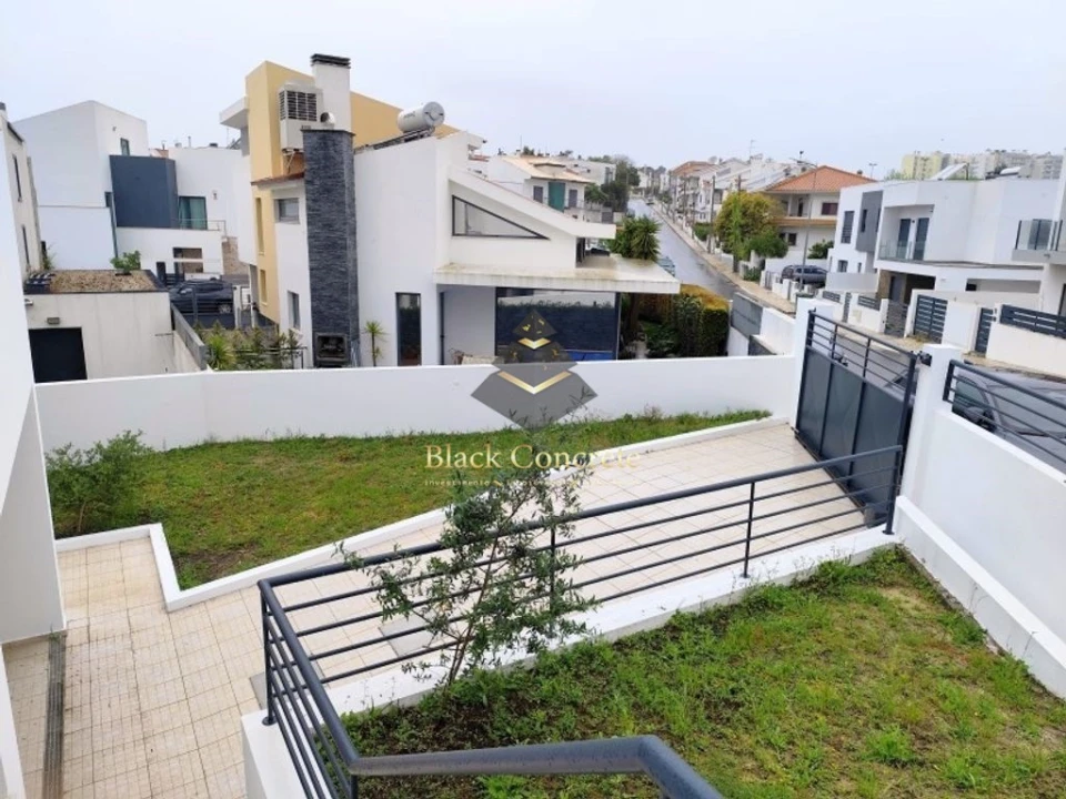 Moradia T5 para Venda em Laranjeiro e Feijó Foto 42