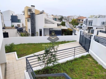 Moradia T5 para Venda em Laranjeiro e Feijó