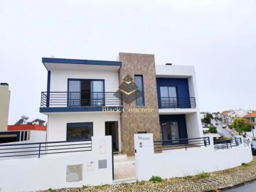 Moradia T5 para Venda em Laranjeiro e Feijó