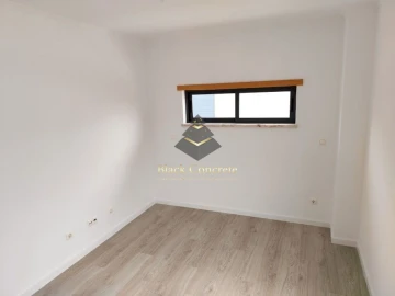 Moradia T5 para Venda em Laranjeiro e Feijó