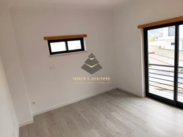 Moradia T5 para Venda em Laranjeiro e Feijó