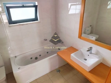 Moradia T5 para Venda em Laranjeiro e Feijó