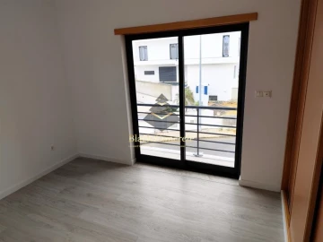 Moradia T5 para Venda em Laranjeiro e Feijó