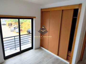 Moradia T5 para Venda em Laranjeiro e Feijó