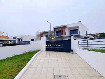 Moradia T5 para Venda em Laranjeiro e Feijó