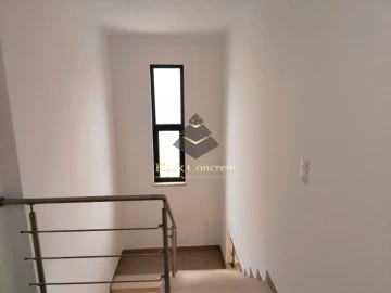 Moradia T5 para Venda em Laranjeiro e Feijó