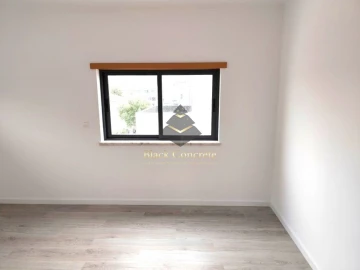 Moradia T5 para Venda em Laranjeiro e Feijó