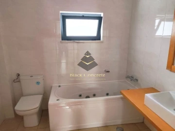 Moradia T5 para Venda em Laranjeiro e Feijó