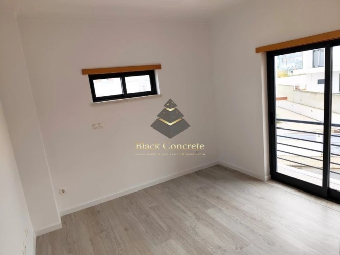 Moradia T5 para Venda em Laranjeiro e Feijó Foto 29