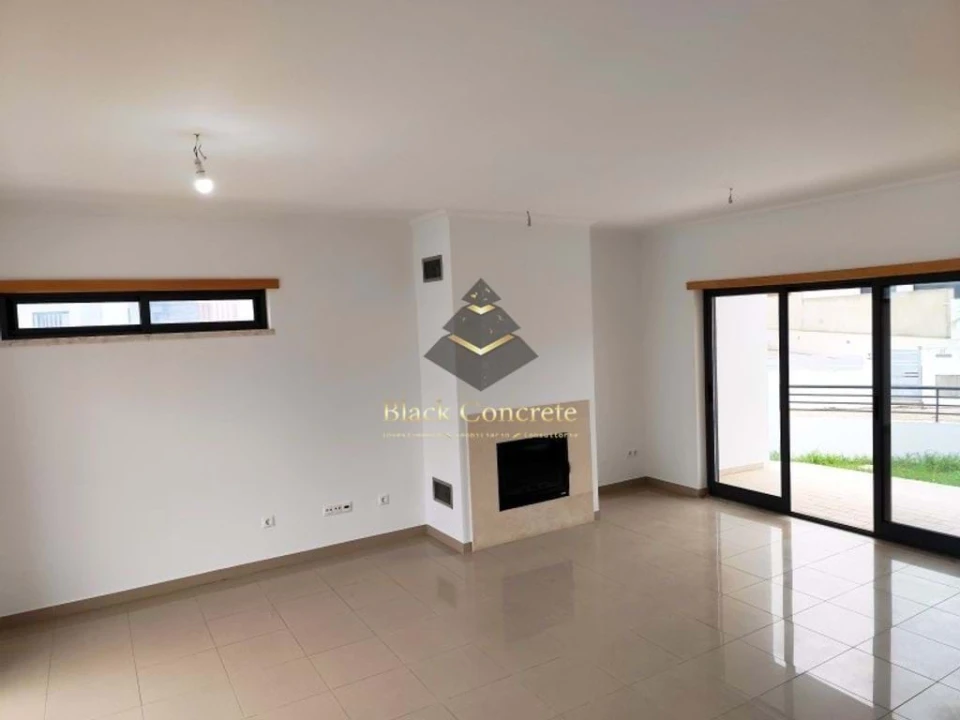 Moradia T5 para Venda em Laranjeiro e Feijó Foto 4