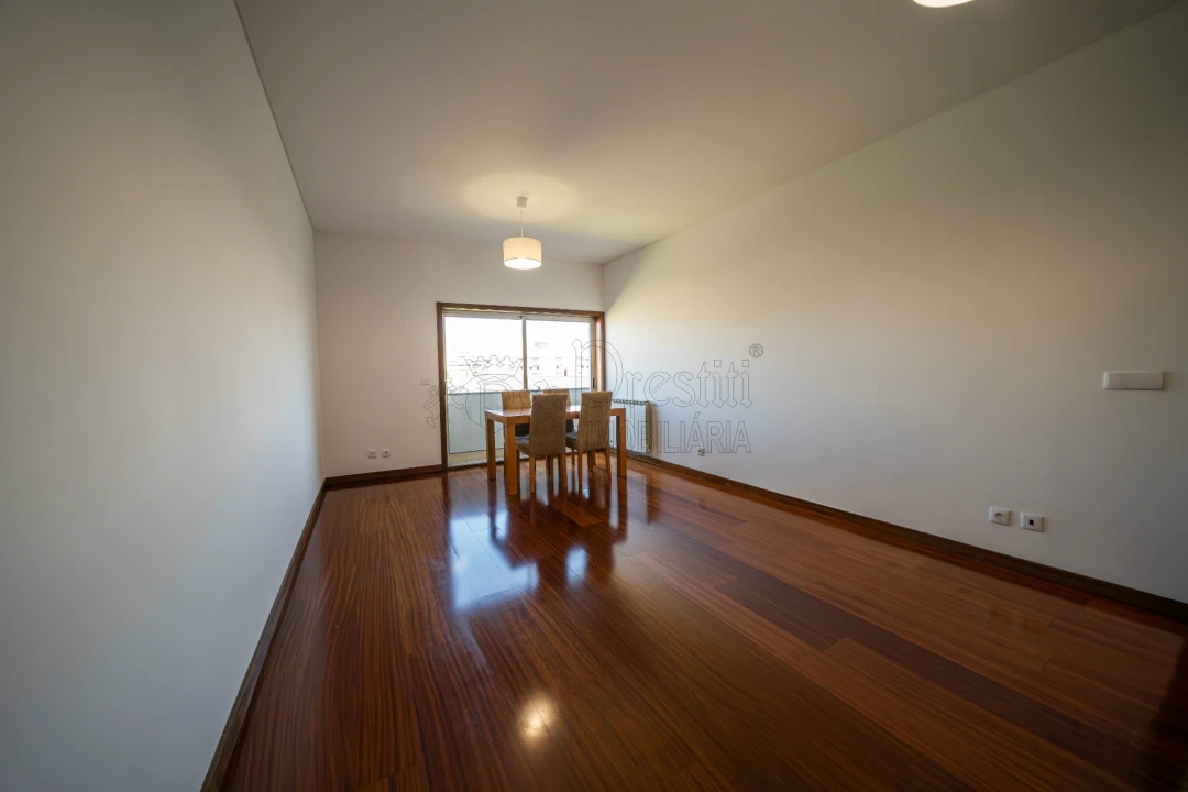 Apartamento T2 para Arrendamento em Creixomil Foto 6